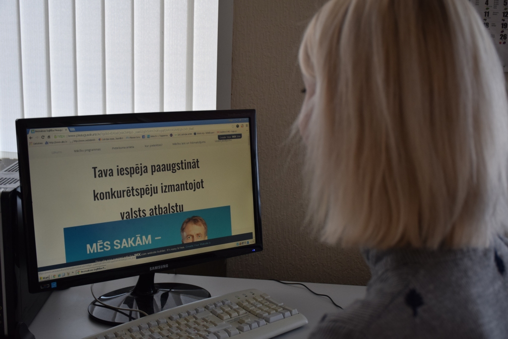 JĀPATĒRĒ DAUDZ LAIKA. “Tava iespēja paaugstināt konkurētspēju, izmantojot valsts atbalstu” — tā teikts interneta vietnē  www.macibaspieaugusajiem.lv. Taču, lai sameklētu vajadzīgo informāciju un pieteiktos mācībām, jāpatērē daudz laika, jo mājaslapā pilnīgu informāciju nevar gūt, jāzvana uz mācību iestādēm, kuru pārstāvju attieksme dažkārt ir pārsteidzoši vienaldzīga.
Autors: Imants Kaziļuns