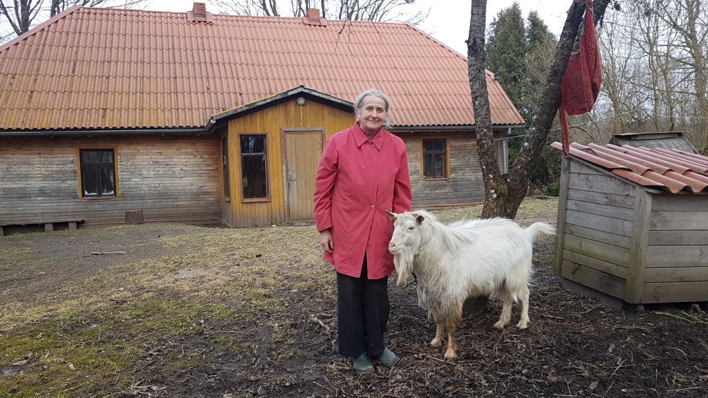 Maija Grebeža savas sapņu mājas “Ukulāni” pagalmā ar āzi Jančuku.
Autors: Imants Kaziļuns