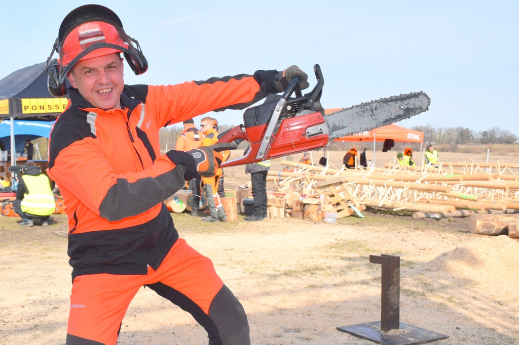 Deja ar zāģi. Anatolijs Seļivanovs ir pasaules čempionāta pretendents.
Autors: Imants Kaziļuns