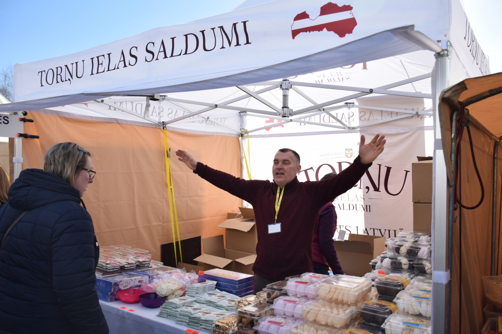 Neiztērējiet manu naudu citur! Atraktīvais Andrejs Saļņikovs pircējus piesaistīja ar jokiem.
Autors: Imants Kaziļuns