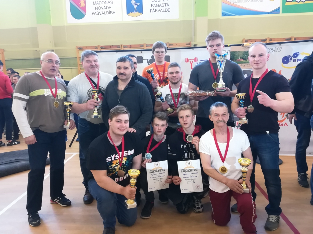 Spēcīgākie! Aizkraukles komandas vīri pilnā sastāvā kopā ar treneri Juriju Ivaņušinu (otrajā rindā trešais no kreisās).
Autors: no personīgā albuma