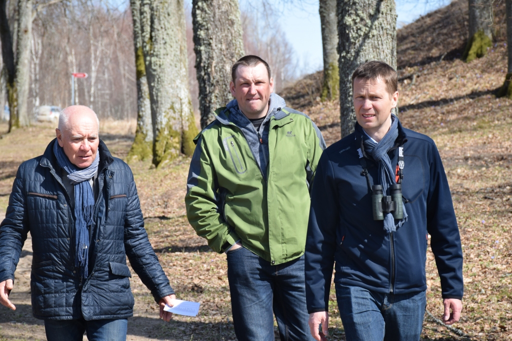 “DEG” PAR IDEJU. “Stendera biedrības” pārstāvji Jānis Dimitrijevs (no kreisās) un Pēteris Stradiņš (no labās) vēlas, lai Sunākstes mācītājmuižas parks kļūst par vietu, kur katram gribētos atbraukt. Ideju atbalsta arī Jānis Groza no Viesītes novada Vārnavas.
Autors: Elita Brovacka