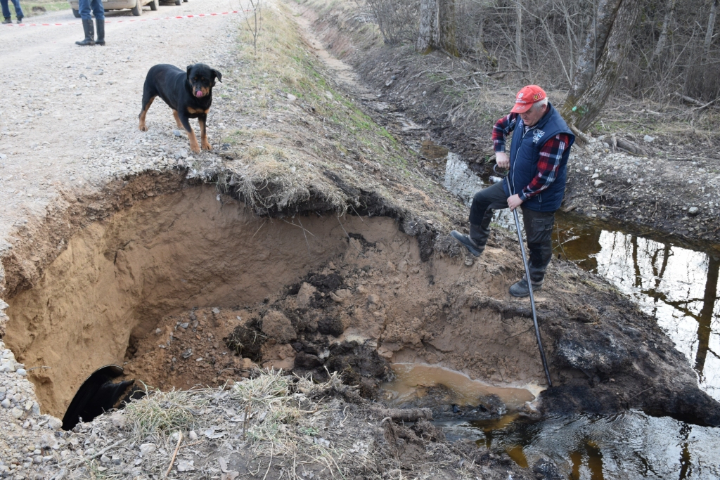 CEĻŠ JĀSLĒDZ. Daļa ceļa iebrukusi, un nevar zināt, vai tas neapdraud braucēju drošību. Situāciju novērtē Seces pagasta pārvaldes strādnieks Mārtiņš Ramiņš.
Autors: Elita Brovacka