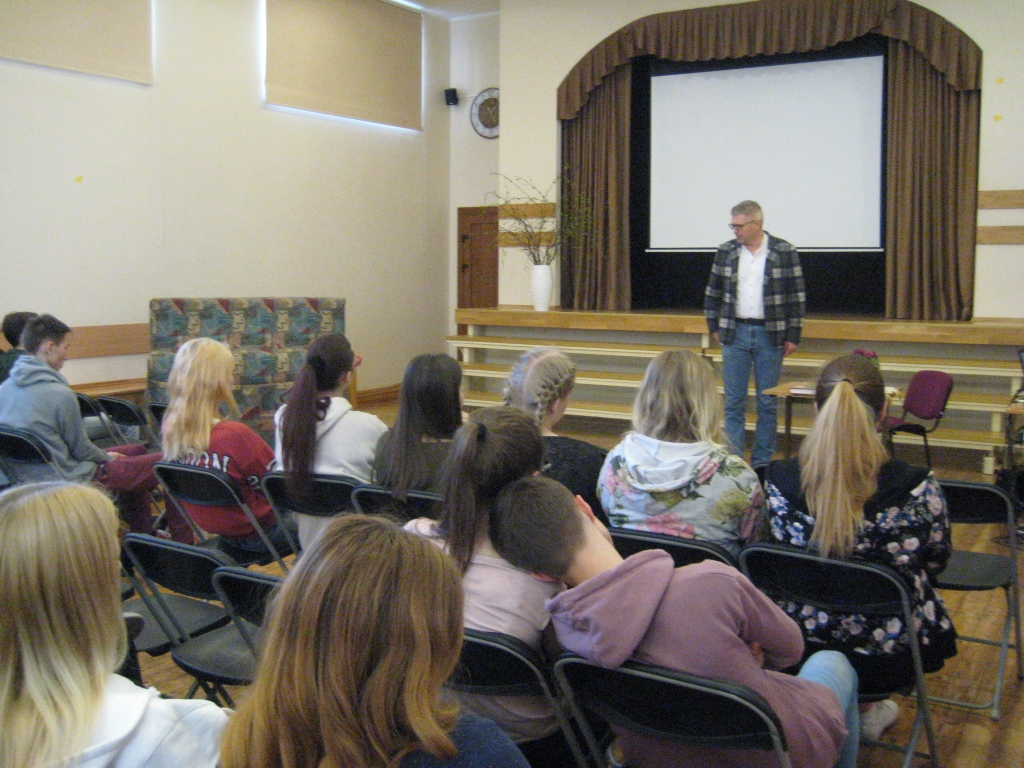 Būt pirmajam notikuma vietā, būt aculieciniekam, uzzināt daudz ko jaunu un to visu darīt zināmu citiem — 
tāds ir žurnālista aicinājums, par ko A. Upīša Skrīveru vidusskolas skolēniem stāstīja žurnālists Lato Lapsa.
Autors: no skolas arhīva