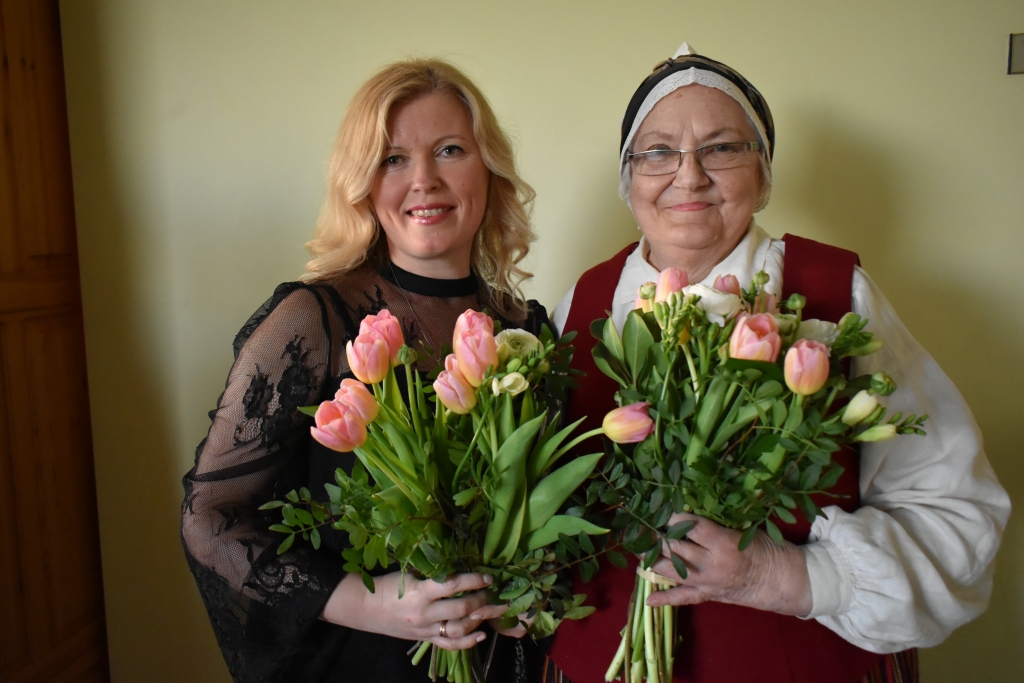 ZIEDU PALDIES. Ziedi Skrīveru kultūras centra senioru sieviešu kora “Baltābele” diriģentei Edītei Aneraudei (no labās) un  koncertmeistarei Evijai Cepurei.
Autors: Guna Mikasenoka