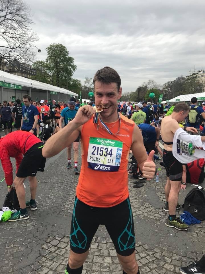 Smaidi! Māris Plūme priecīgs pēc maratona distances noskriešanas Parīzē.
Autors: no personīgā albuma                                                           Foto no personīgā albu