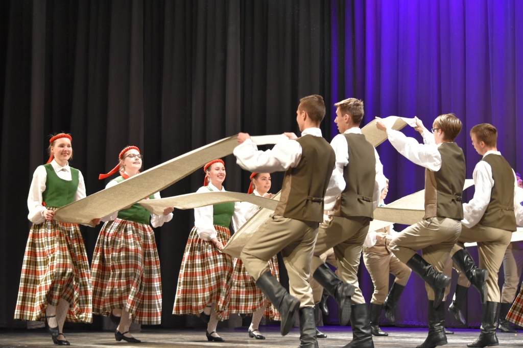 DEJO AR PRIEKU. Ar lielu prieku, azartu un atdevi skatē spoži nodejoja Gitas Skudras vadītais Skrīveru kultūras centra 10. — 12. klases kolektīvs, kas vienīgais  no maksimālajiem 50 punktiem saņēma 45 punktus un augstāko pakāpi. Visu triju žūrijas locekļu vērtējums bija vienprātīgs — katrs kolektīvam piešķīra 45 punktus.
Autors: Guna Mikasenoka