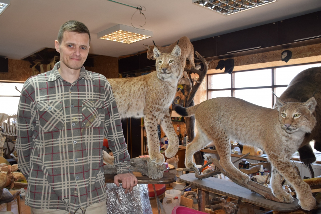 “ROBEŽNIEKU” DARBNĪCĀ ir interesanti kā Dabas muzejā, turklāt saimniekam Jānim Granātam ir daudz interesantu stāstu par taksidermista arodu.
Autors: Elita Brovacka