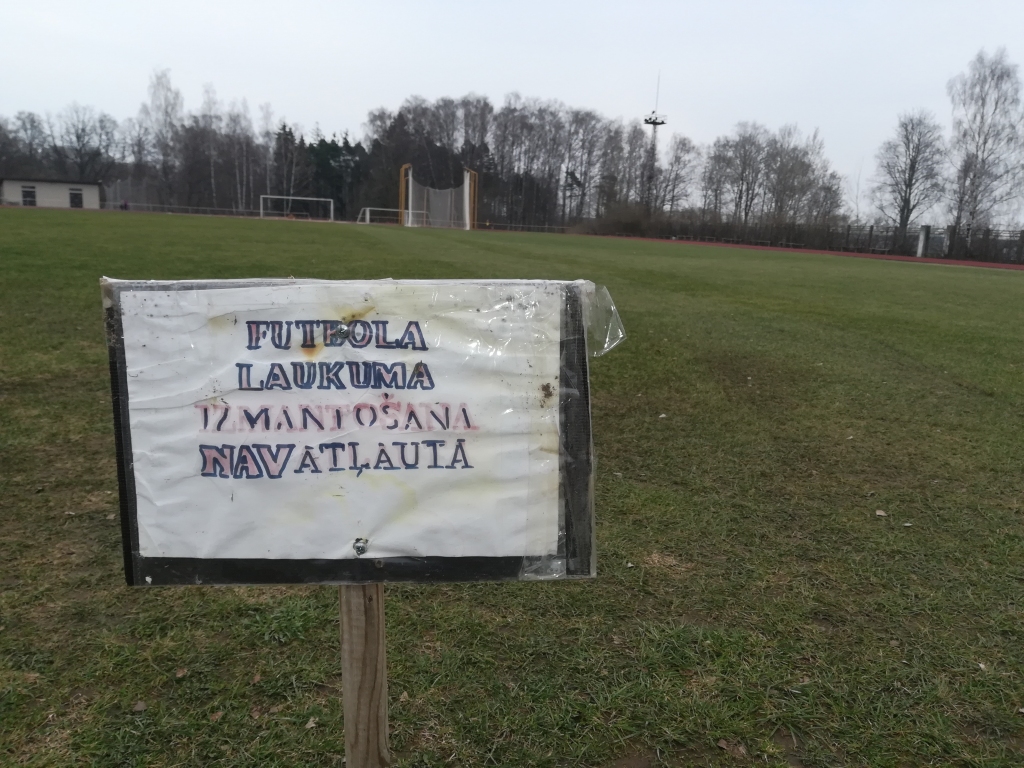 Laukuma izmantošana nav atļauta. Futbola cienītājiem jāpaciešas, līdz zāliens pilnībā nožūs.
Autors: Ginta Grincēviča