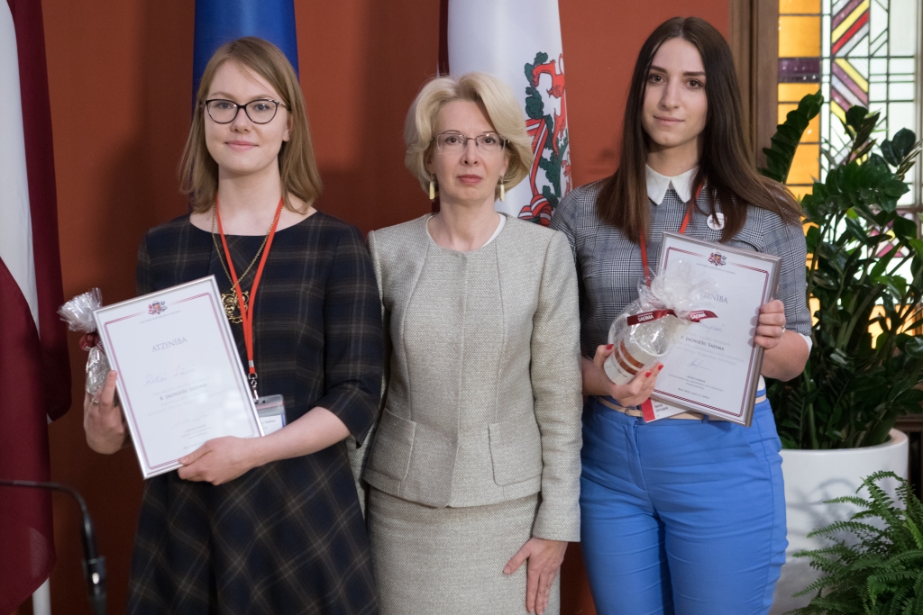 Nākotnes politiķes. Ieva Strupa no Valles (no labās) un Rota Lāce (no kreisās) no Āgenskalna kopā ar Saeimas priekšsēdētāju Ināru Mūrnieci.
Autors: Ernesta Dinkas foto