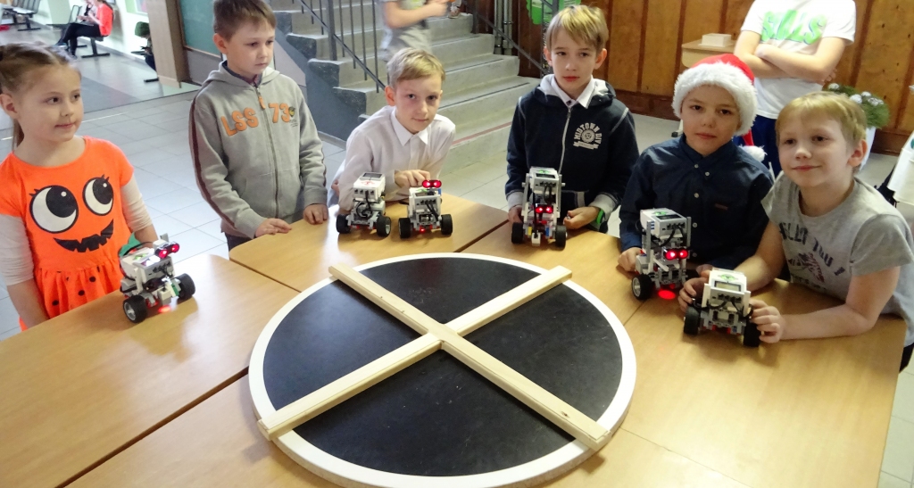 Daži no skolas “Lego” robotu čempionāta otrā posma cīņu dalībniekiem.
Autors: Aldis Rakstiņš
