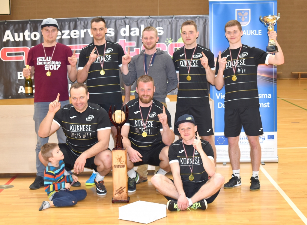 Čempioni. Kokneses sporta centra futbolisti telpu futbola turnīrā izcīnīja pirmo vietu.
Autors: Ginta Grincēviča
