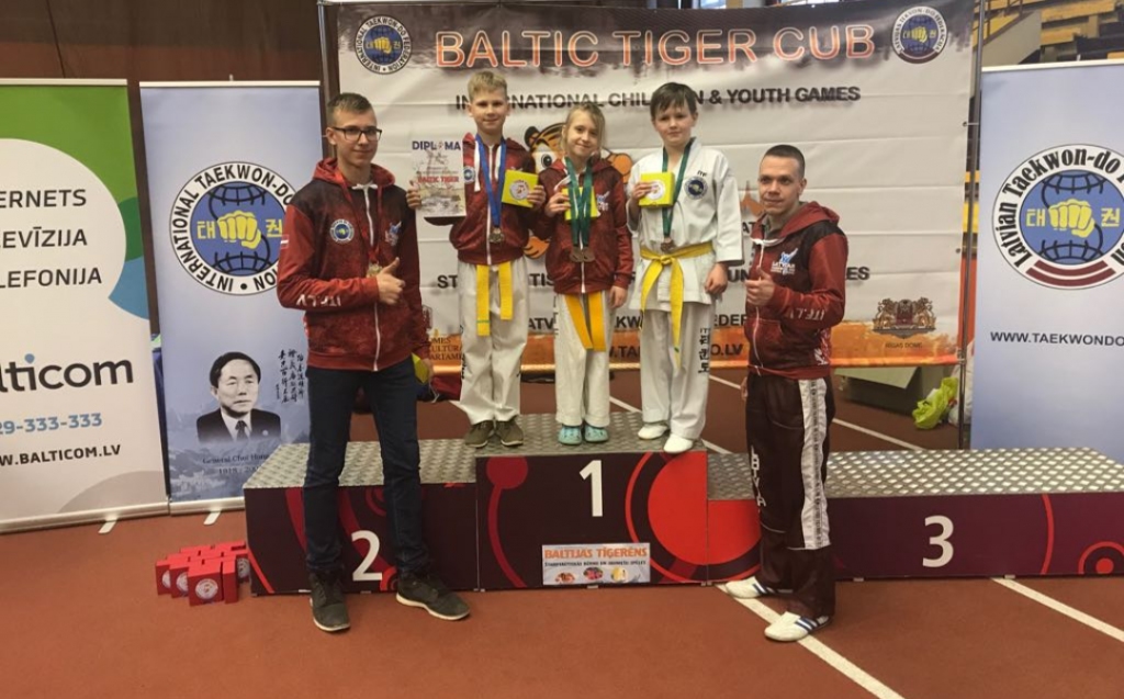 Kluba “Hvarang” godalgotie sportisti (no kreisās) Emīls Strazdiņš, Toms Strazdiņš, Izabella Maslovska, Artjoms Harlamovs un treneris Armands Šļars.
Autors: no kluba arhīva