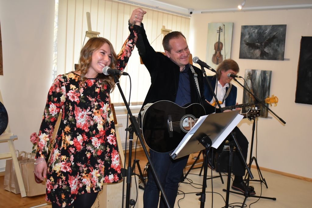 LIELISKI! “Paldies Solveigai Vikšerei par drosmi un lielisko izpildījumu!” — skanot koknesiešu sirsnīgajiem aplausiem, Kokneses bibliotēkas 95 gadu jubilejai veltītajā koncertā priecājas Guntars Račs un jautā — kāpēc jūs neaicināt viņu uzstāties koncertos?
Autors: Guna Mikasenoka