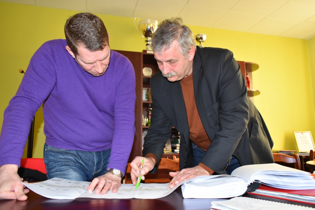 Plāni un projekti. “STRABAG SIA” inženieris Arnis Teteris (no kreisās) un Skrīveru novada pašvaldības izpilddirektors Ansis Martinsons vēlreiz projektā pārskata, ko šogad ceļa Augšlīgatne—Skrīveri pārbūves gaitā paredzēts izveidot pagasta centrā Daugavas ielā.
Autors: Agita Grīnvalde-Iruka