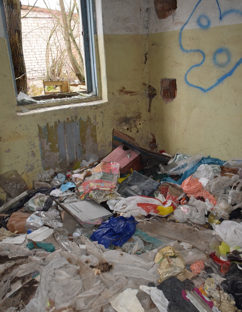 Gadu gadiem krātais. Aizkrauklē, Rūpniecības ielā, vecā degvielas uzpildes stacijas ēka tiek izmantota kā atkritumu konteiners.
Autors: Imants Kaziļuns