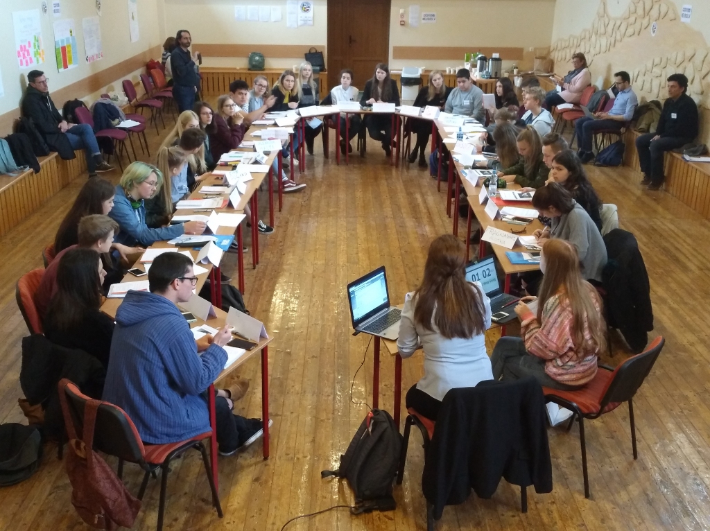 Piedalīšanās diskusijās. Diskusiju laikā skolēni iejūtas ES institūciju pārstāvju lomās.
Autors: no Skrīveru vidusskolas