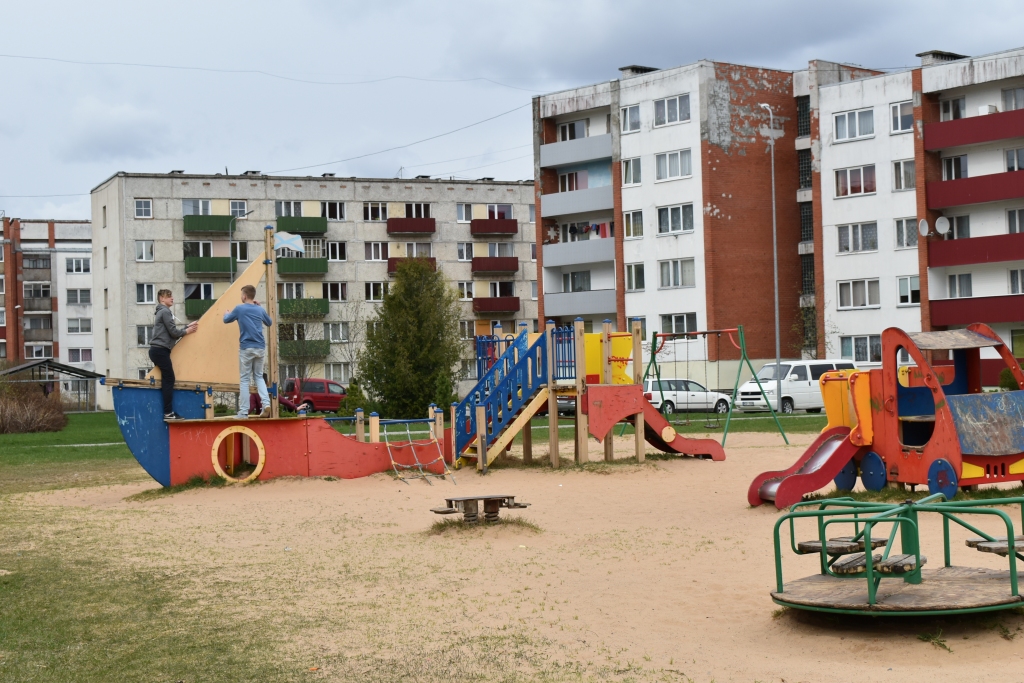 ROTAĻU LAUKUMS KĻUVIS BĪSTAMS. Aizkraukles novada dome vakar nolēma nojaukt bērnu rotaļu ierīces Aizkrauklē, Sprīdīša ielā 4. Rotaļu laukums 13 gadu laikā ir nolietojies un kļuvis bīstams — daudzviet koka konstrukcijas sapuvušas, tajā skaitā rotaļu pilsētiņas balsti, izlūzuši dēļi, nolietojušās troses, salauztas vienas šūpoles, trīsis un citas rotaļu ierīces. Rotaļu laukumu pašlaik labāk neizmantot!
Autors: Guna Mikasenoka