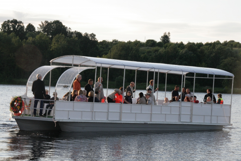 SEZONA SĀKUSIES. Kopš šodienas kuģītis “Balta kaza” sāk reisus starp Jaunjelgavu un Skrīveriem, un ar to var doties ekskursijās pa Daugavu.
Autors: no “Staburaga” arhīva