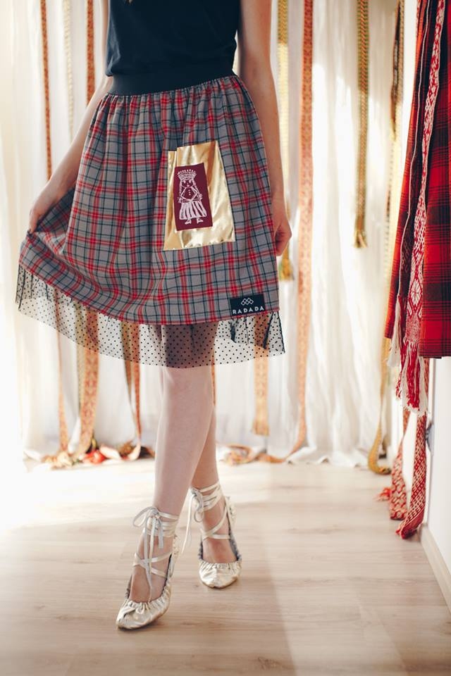 Jaunā kolekcija. Zīmola “Radada” apģērba līnija “100 tautumeitas” plašākai publikai tiks prezentēta Vidzemes modes nedēļas pasākumā.
Autors: no personīgā albuma