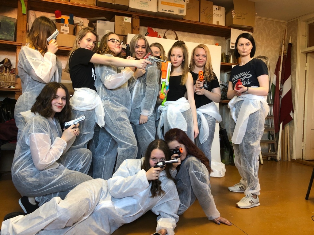 SPOKU MEDNIEKI pirms priekšnesuma kopā ar vadītāju Unu Arbidāni (no labās), kura koncertā dejoja kopā ar savējiem.
Autors: Maija Ermansone