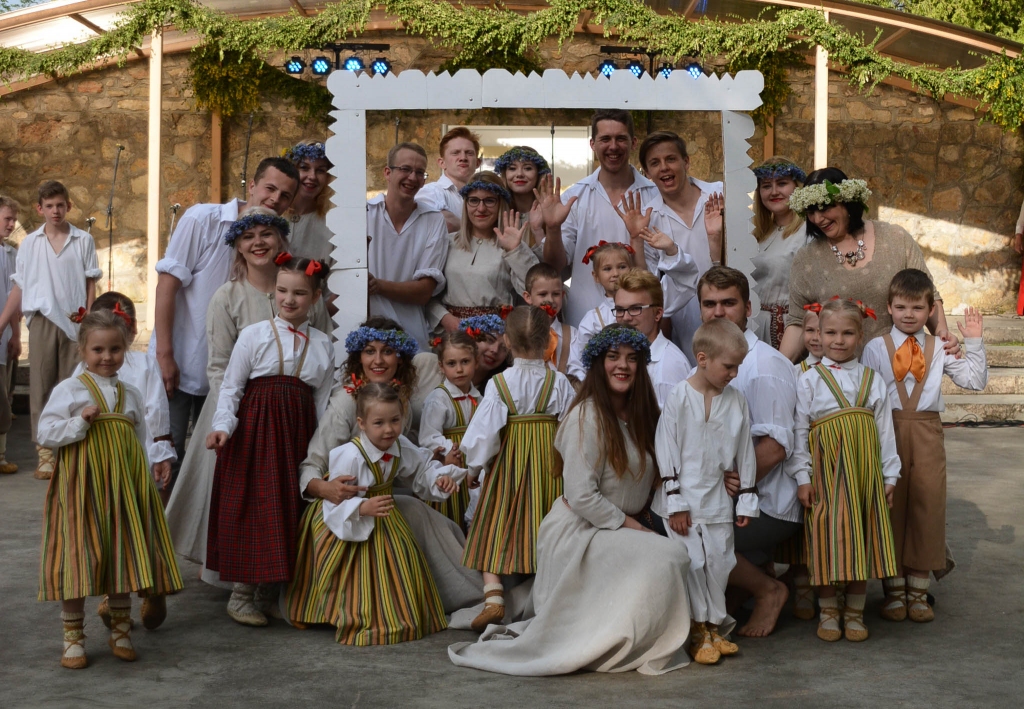 JAUNIEŠU DEJU KOLEKTĪVS “KODOLIŅŠ”. “Deja — tā ir iespēja pateikt to, ko jūt sirds,” teic “Kodoliņa” dejotāja Adrija.                                                                                                                     Foto no jauniešu deju kolektīva “Kodoliņš”