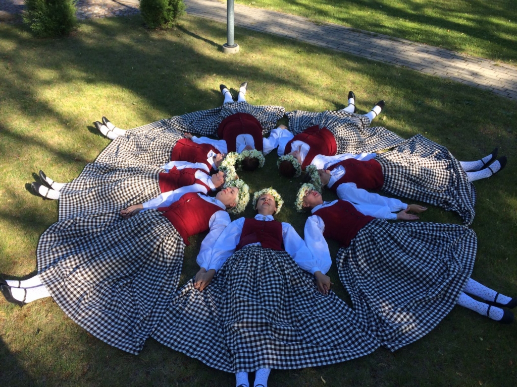 SMAIDĪGAS UN ZIEDOŠAS. Vidējās paaudzes deju kolektīva “Kodols” meitenes mirklī starp priekšnesumu Līgo pasākumā.
Autors: no deju kolektīva “Kodols”