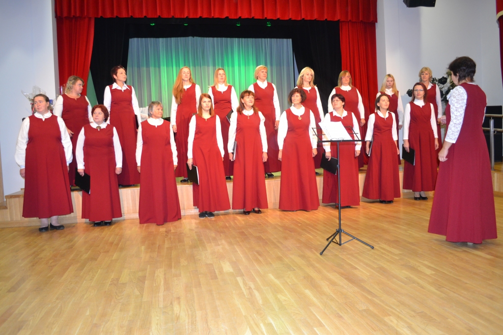 SIEVIEŠU KORIS “DAUDZEVA”. Laiks starpsvētku periodā kolektīvam ir brīvāks, kad piedalās festivālos, iestudē dziesmas koncertiem, kas klausītāja ausij tīkamākas un tehniski vieglākas, divbalsīgas un trīsbalsīgas, ne sešbalsīgas — kā atskaņoja skates konkursā. 
Foto no sieviešu kora “Daudzeva”