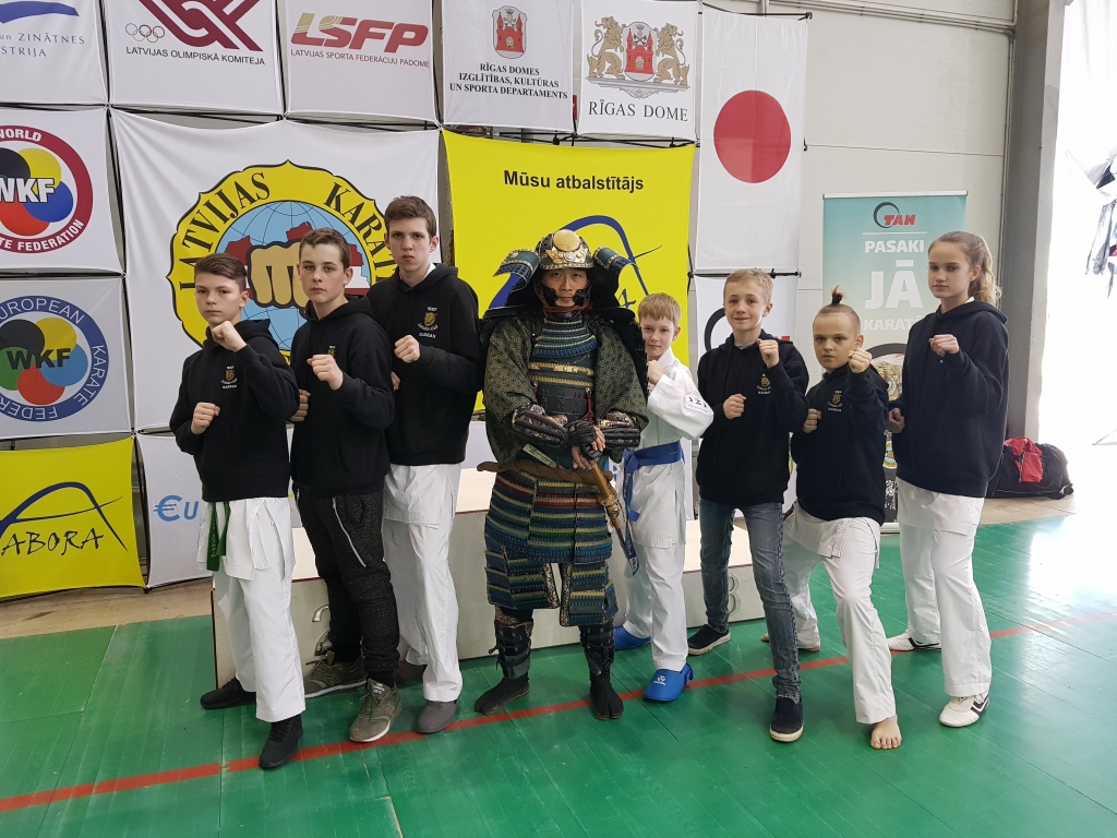 “KADZAN” karatisti “Elektrum” olimpiskajā centrā kopā ar čempionāta talismanu — samuraju no Japānas.
Autors: no kluba “Kadzan”