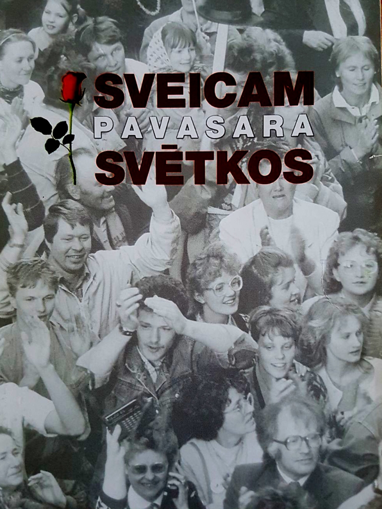 TOREIZ, 1990. gada 4. maijā, pie Augstākās Padomes. Fotogrāfijā ir arī Skrīveru vidusskolas jaunieši — Edgars (centrā), Anda, Gunita, Ilze, Gunda un Nelda. Šo bildi pēc gadiem desmit kāda partija iedzīvināja apsveikuma kartītē.