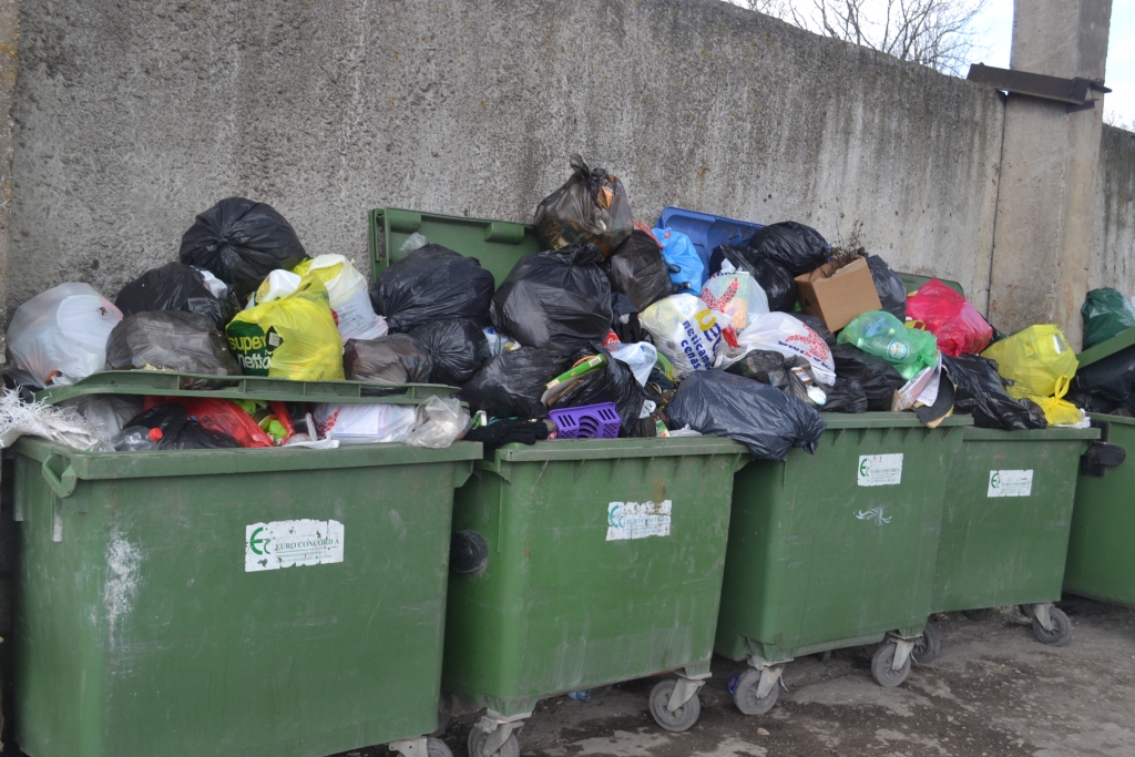 ATKRITUMI krājas, bet to apsaimniekotāji tikai sola: visu nokārtosim!
Autors: Elita Brovacka