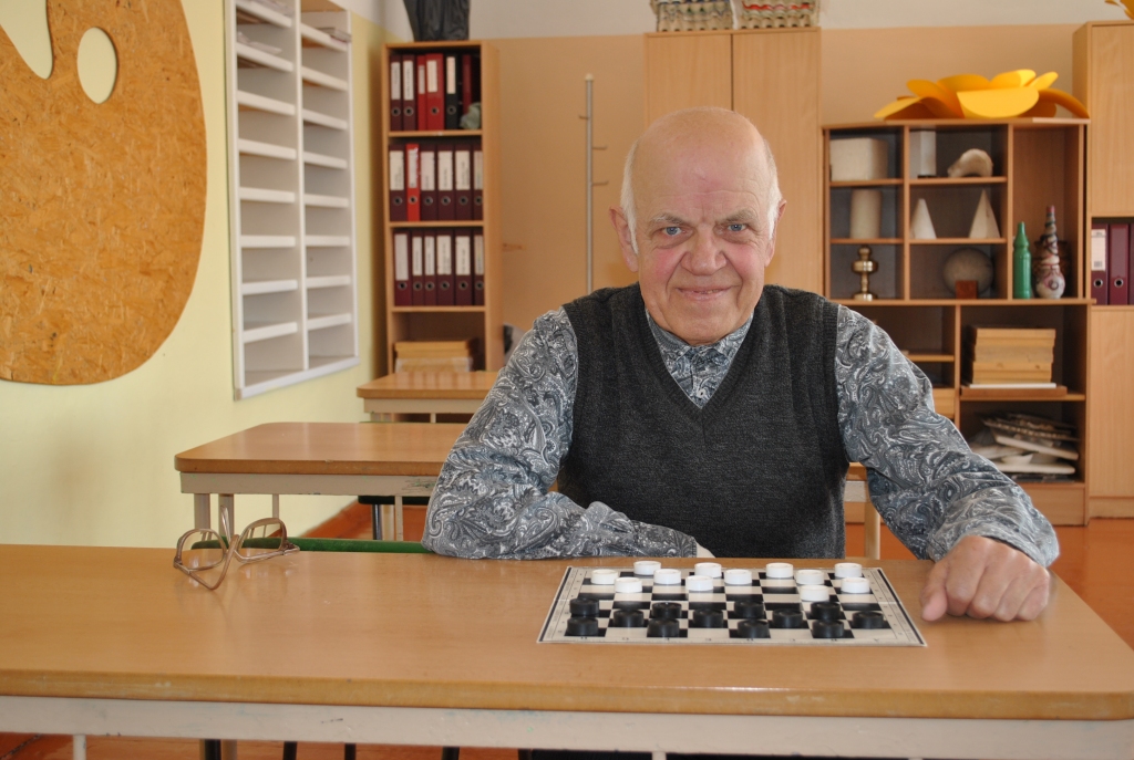 NĀC SPĒLĒT! — Herberts Millers aicina ikvienu interesentu izmēģināt dambreti.
Autors: Sandra Pumpure