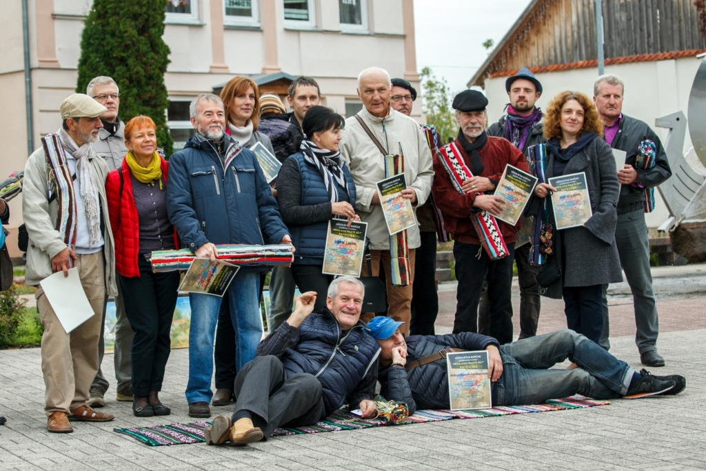 Ar Latgales plenēra dalībniekiem pērnajā rudenī Krāslavā. Ludvigs Bērziņš — otrajā rindā piektais no kreisās.
Autors: no Ludviga Bērziņa albuma