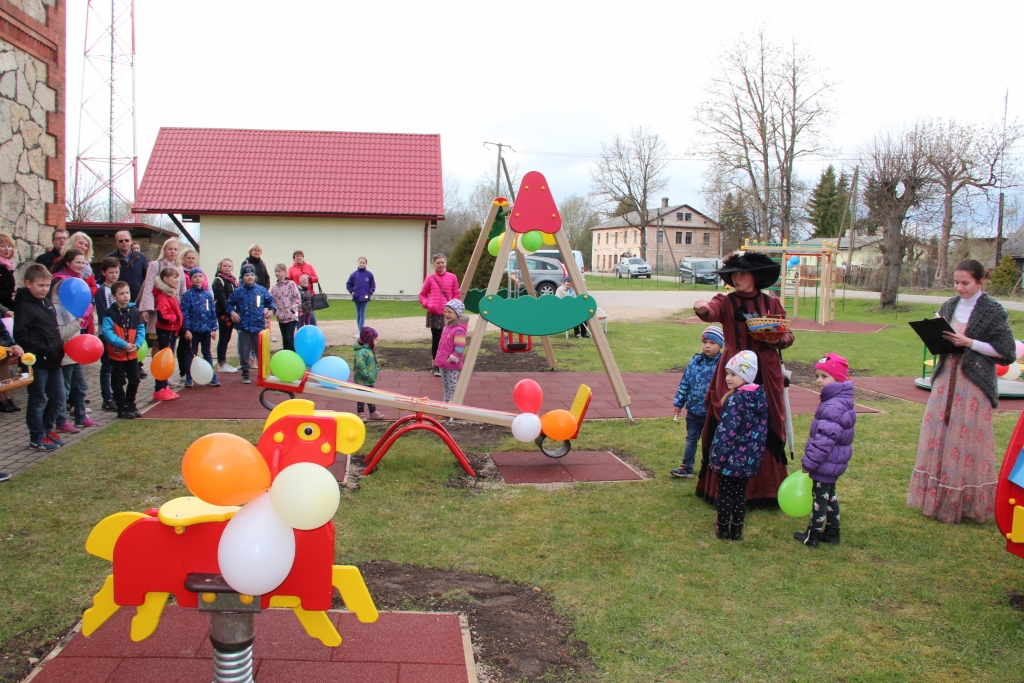 Kokneses ģimenes atbalsta dienas centra pagalmā lieli un mazi koknesieši pulcējās bērnu rotaļu laukuma atklāšanas svinīgajā pasākumā, uz kuru ieradās arī šīs ēkas pirmā saimniece — baronese fon Lēvenšterna. Baronese rosināja dot vārdu katrai rotaļu ierīcei laukumā — mašīnai ar slīdkalniņu, divvietīgajām šūpolēm, šūpolēm — balansierim, vingrošanas kompleksam, karuselim, slīdkalniņam, arī āra trenažierim. Tagad jaunajā rotaļu laukumā atrodams Metriņš, Ēzelītis, Virpulītis, Ašais, gaida arī šūpoles “Pretī saulei”. Bērni ar zīmodziņiem laukuma kārtības noteikumos apliecināja savu apņemšanos saudzēt jaunās rotaļu iekārtas. 
Lai ierīkotu šo rotaļu laukumu, pagājušā gada vasarā Kokneses novada domes attīstības nodaļa iesniedza Lauku atbalsta dienestā projektu “Bērnu rotaļu laukuma izveide pie Kokneses ģimenes atbalsta dienas centra” un saņēma atbalstu projekta īstenošanai. Projekta izmaksas bija 17 829 eiro, tostarp 10% jeb 1783 eiro — Kokneses novada domes līdzfinansējums. Rotaļu laukumu ierīkoja uzņēmuma “Ksil Baltics” strādnieki.
Autors: Anita Šmite