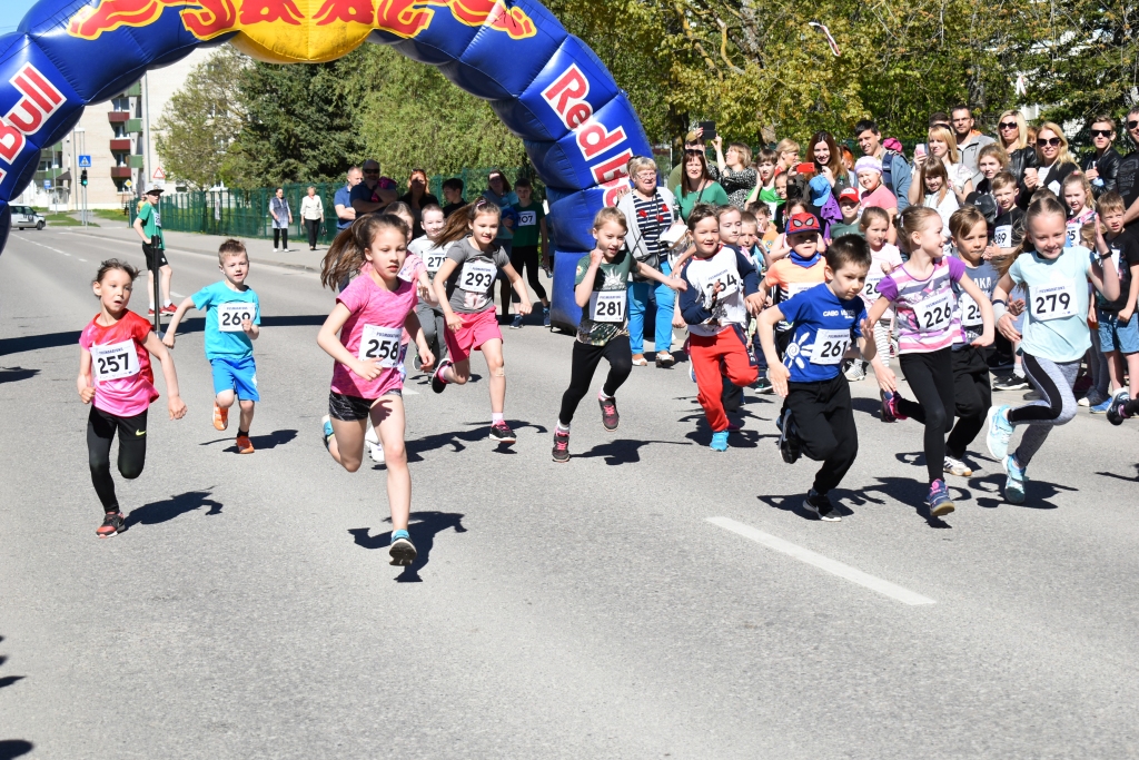 Uzmanību, gatavību, starts! Aizkraukles piektajā pusmaratonā, vecāku atbalstīti, piedalījās 87 bērni.
Autors: Ginta Grincēviča