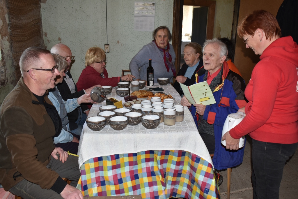 Kā jau krogā pienākas. Pirmos viesus cienā Evita Mazjāne (no kreisās).