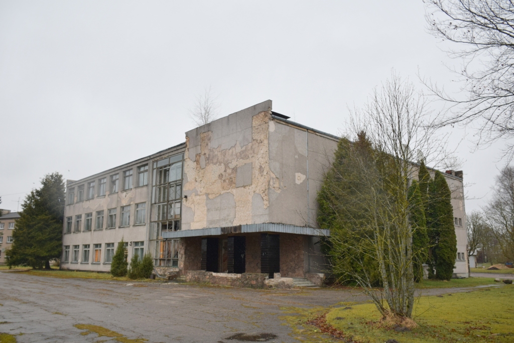 Nevienam nevajadzīga. Kādreizējo Skrīveru izmēģinājumu saimniecības kantora ēku skāris laikazobs un huligānu pirksti.
Autors: Imants Kaziļuns