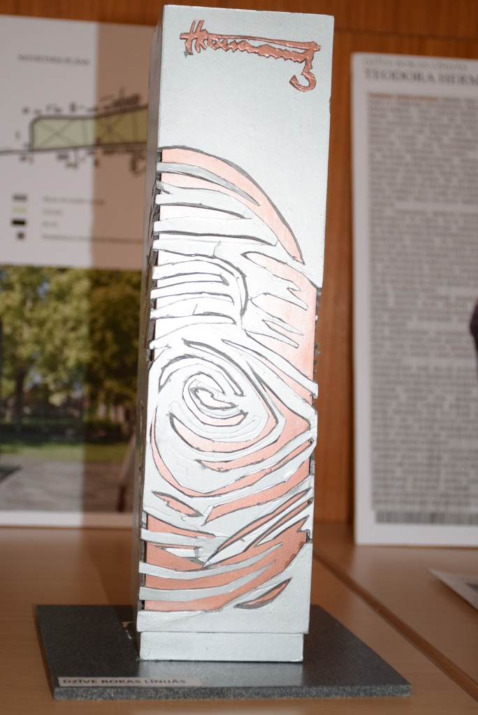 DZĪVE ROKAS LĪNIJĀS ir Teodora Hermanovska pirksta nospiedumi tēraudā. Idejas autors ir tēlnieks Kristaps Gulbis, un šāds piemineklis drīz būs Jaunjelgavā.
Autors: Elita Brovacka