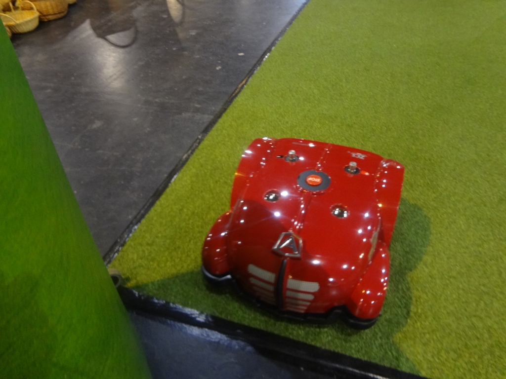 Mazs, bet čakls. Dārza robots neatpūtās ne mirkli.