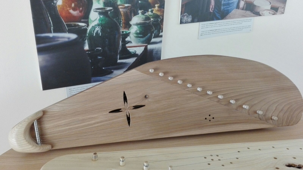 Amatniekam sirdij tuvākā. Šī kokle izgatavota no gobas.
Autors: Ināra Sudare