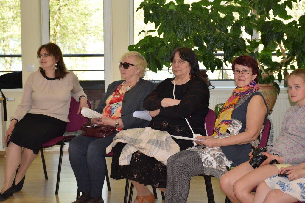 SARUNĀ STABURAGĀ cilvēki atklāja savus stāstus par krogiem un ēdnīcām un ieteica biedrības pārstāvēm, kurus vietējos iedzīvotājus vajadzētu aptaujāt. No kreisās — Jaunjelgavas Kultūras veicināšanas biedrības vadītāja Vaira Lejniece.
Autors: Elita Brovacka