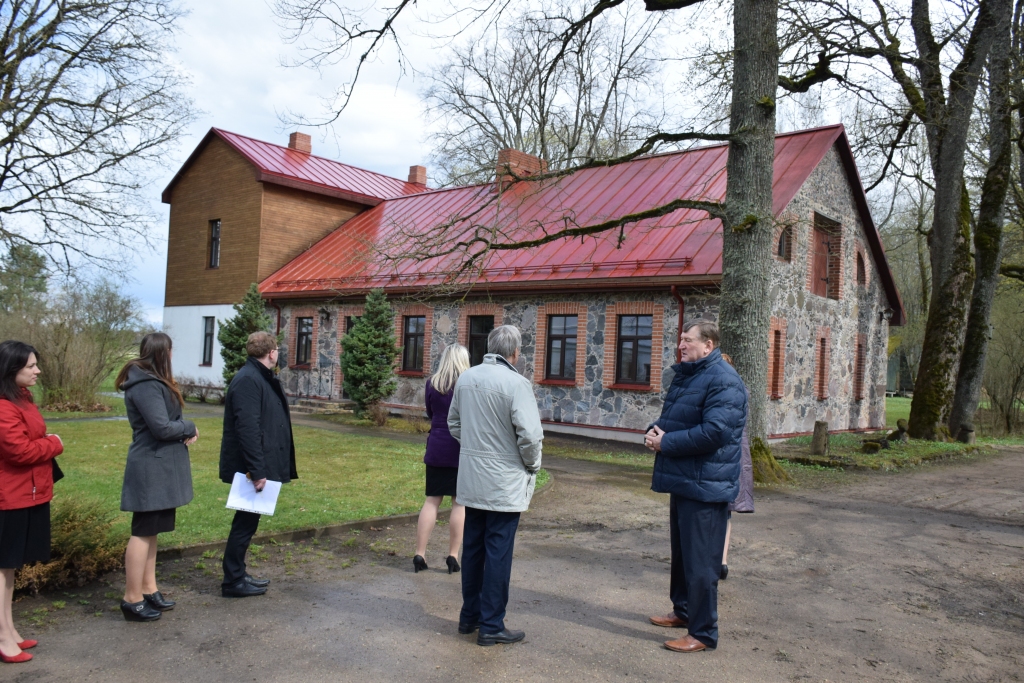 Ne miņas no padomju laika. Aivars Miezītis (no labās) ar paveikto iepazīstina Neretas pašvaldības darbiniekus.
Autors: Imants Kaziļuns