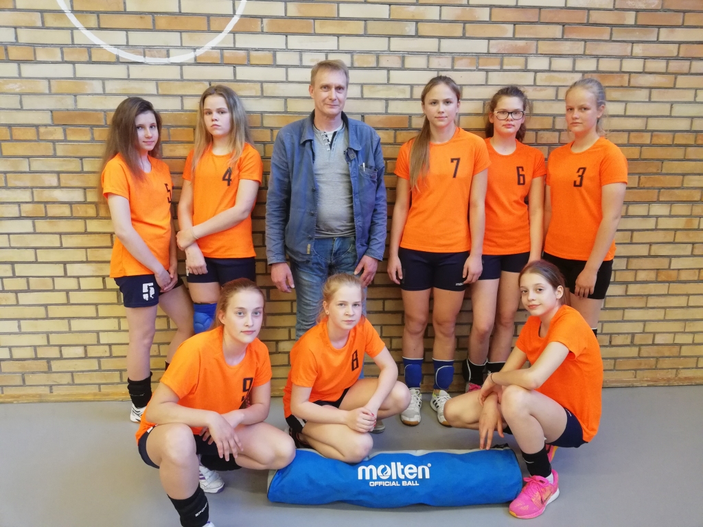 Trenera Imanta Silava audzēknes — Aizkraukles novada sporta skolas volejbolistes — U13 grupā (pa kreisi) izcīnīja piekto vietu, U14 grupā Madonā jaunās sportistes ieguva augsto ceturto vietu.
Autors: no I. Silava albuma