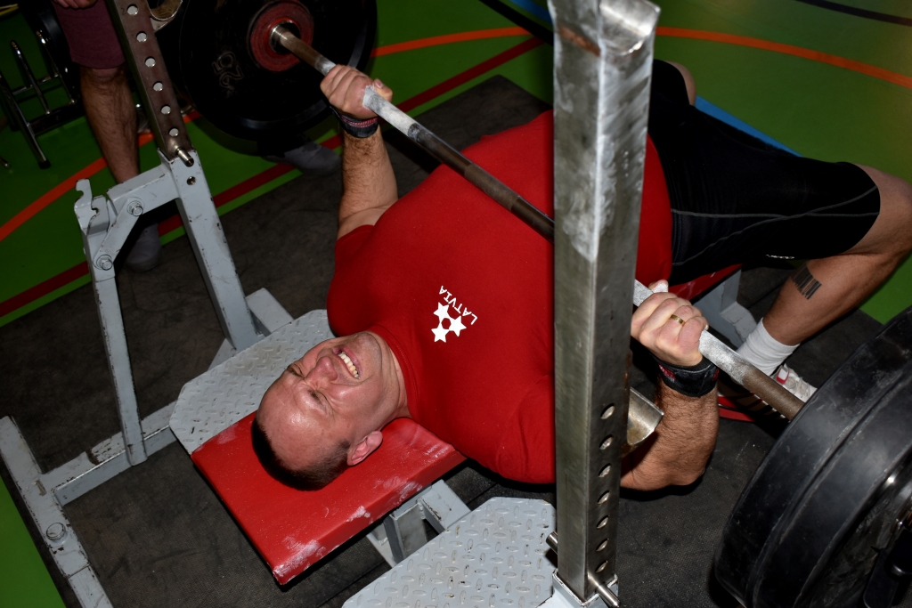 Aiziet, vēl vienu reizi! Sacensību direktors un Kokneses sporta centra pārstāvis Didzis Bērziņš raženāko vīru grupā spēka divcīņā izcīnīja otro vietu.
Autors: Ginta Grincēviča