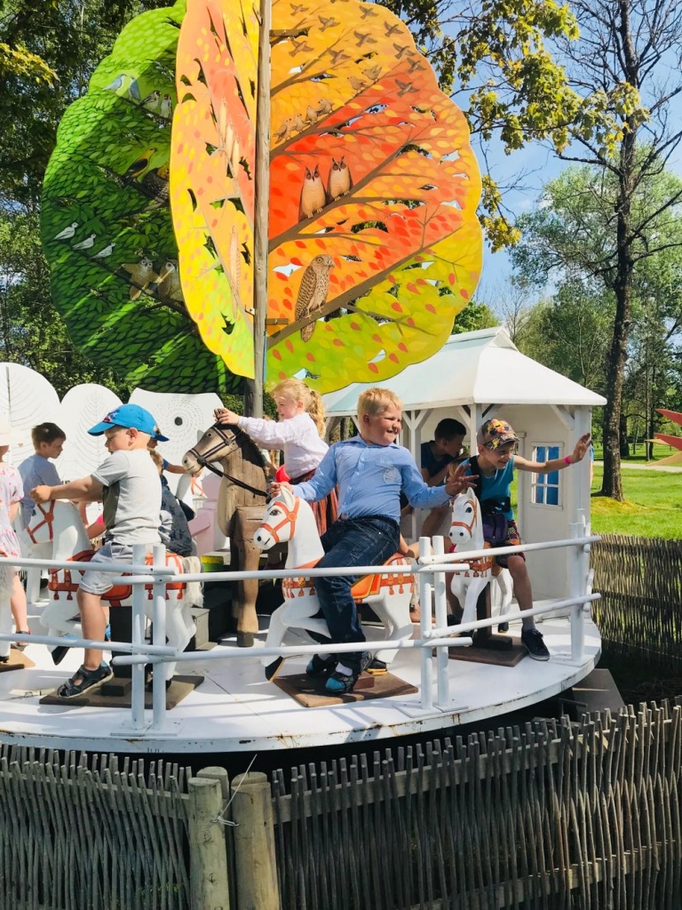 Svētku dalībnieki varēja izvizināties pasaku karuselī, kuru veidojuši mākslinieki Inese un Ivars Mailīši pēc Jāņa Jaunsud­rabiņa “Baltās grāmatas” motīviem.
Autors: Marika Apiņa-Pavliņa