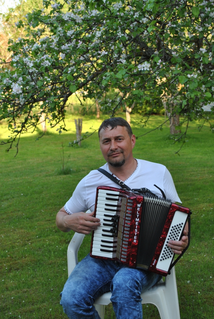 KAS VAR BŪT SKAISTĀK — ziedošas ābeles un akordeona skaņas! Pārliecinājos, ka Mihails prot spēlēt šo instrumentu.
Autors: Sandra Pumpure