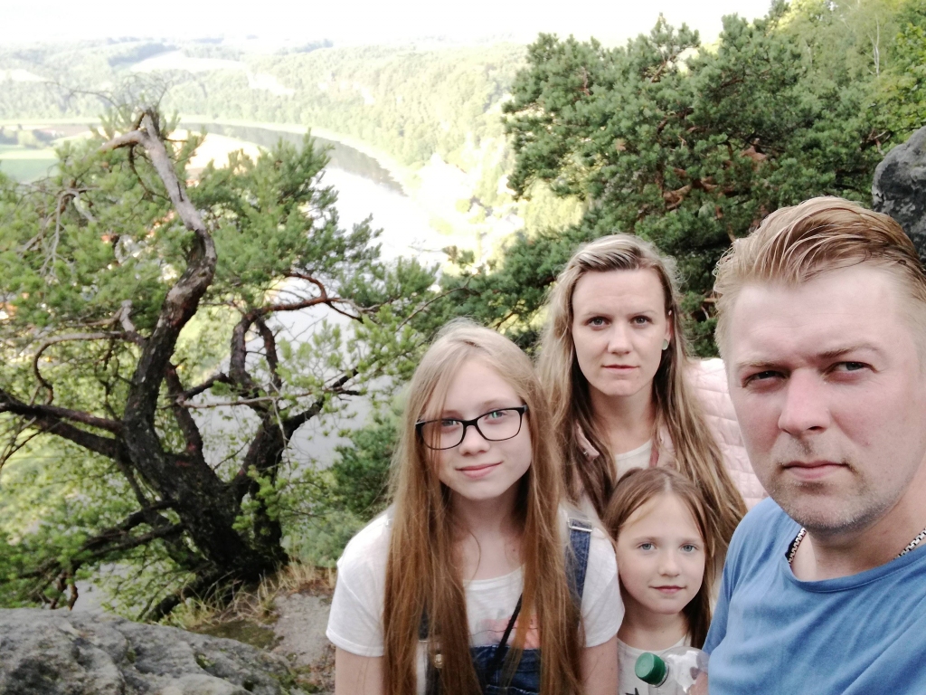 VASIĻEVSKU ĢIMENES BILDE. Antra, Rolands un meitas Laura un Luīze ģimenes ceļojuma laikā.
Autors: no ģimenes albuma