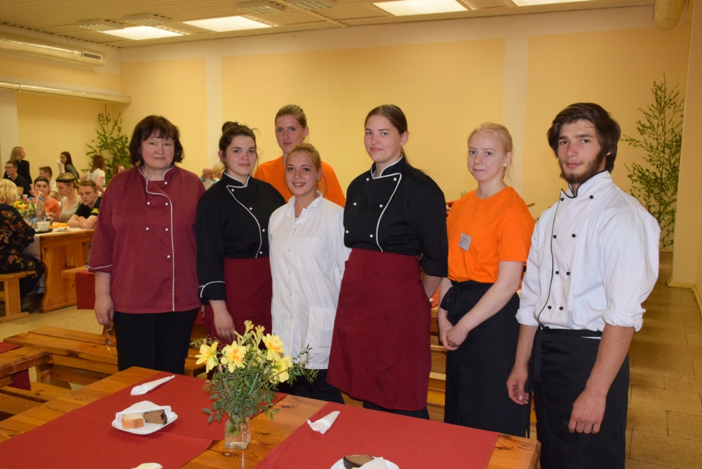 Vietējie. Skolotāja Zinaida Bāra kopā ar Ogres tehnikuma topošajiem ēdināšanas pakalpojumu speciālistiem — 
Gintu Marcinkeviču, Annu Abakumovu, Māru Bīvaini, Esēniju Marcinkeviču, Amandu Andu Kasparoviču un Indru Prokofjevu.
Autors: Imants Kaziļuns