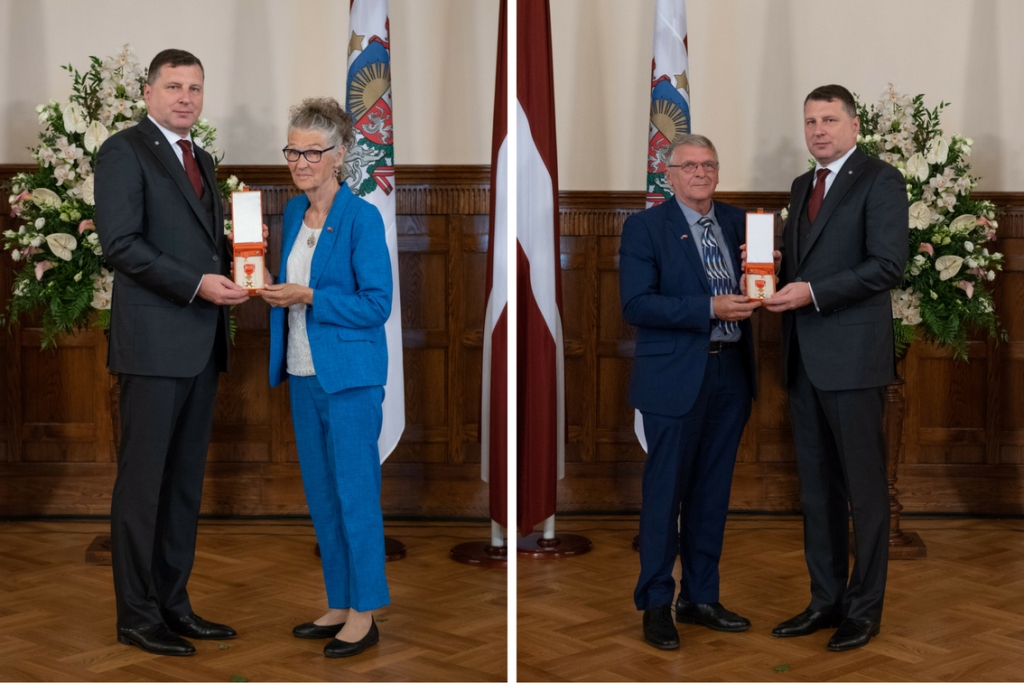 SVINĪGAJĀ CEREMONIJĀ. Lisa Hazele Nilsena un Nils Bendikss Knudsens saņem Atzinības krustu. Attēlos — kopā ar Latvijas Valsts prezidentu Raimondu Vējoni.
Autors: no Valsts prezidenta kancelejas