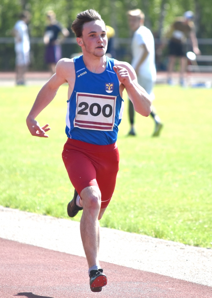 Sprinta karalis! Neretietis Armands Aivis Gorbačovs sacensībās izcīnīja trīs zelta godalgas — 100 metru skrējienā, tāllēkšanā un trīssoļlēkšanā.
Autors: Ginta Grincēviča